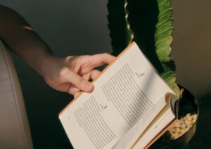 book_400x283 Main tenant un livre avec un cactus en arrière-plan